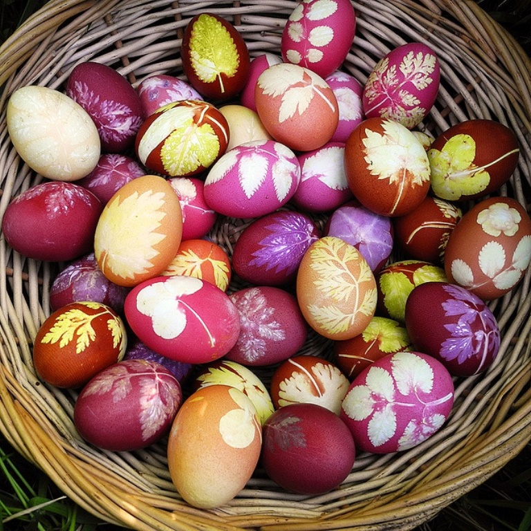 Naturally dyed Easter eggs (Photo @betterhousekeeper.com)